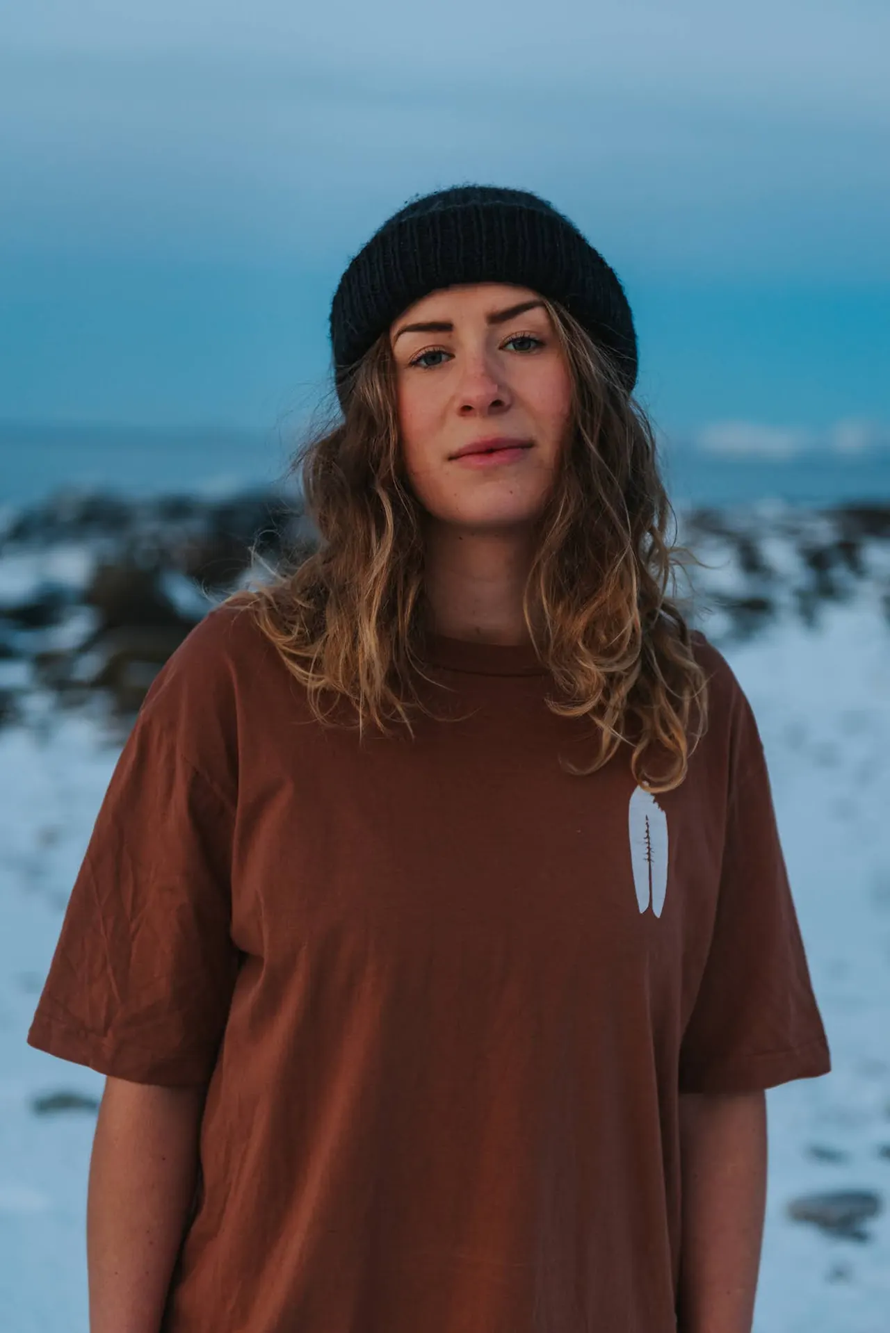Surfer med Cold Water Kids-t-skjorte i snø